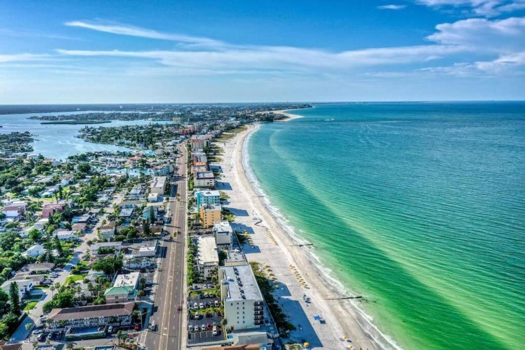 Sunset Beach Suites Of Madeira Beach! Pet Friendly Summer Getaway! Steps To Beach! - Suite 10 Сейнт Пийт Бийч Екстериор снимка